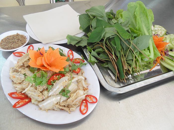 Gỏi cá Mũi Né món ăn nhất định phải thử khi đến với tour Mũi Né trong ngày của Vietnamjour