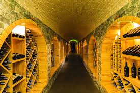 Phòng trưng bày giới thiệu hàng trăm chai rượu vang đủ chủng loại từ bình thường đến cao cấp, cùng việc tham quan các hầm rượu dưới lòng đất