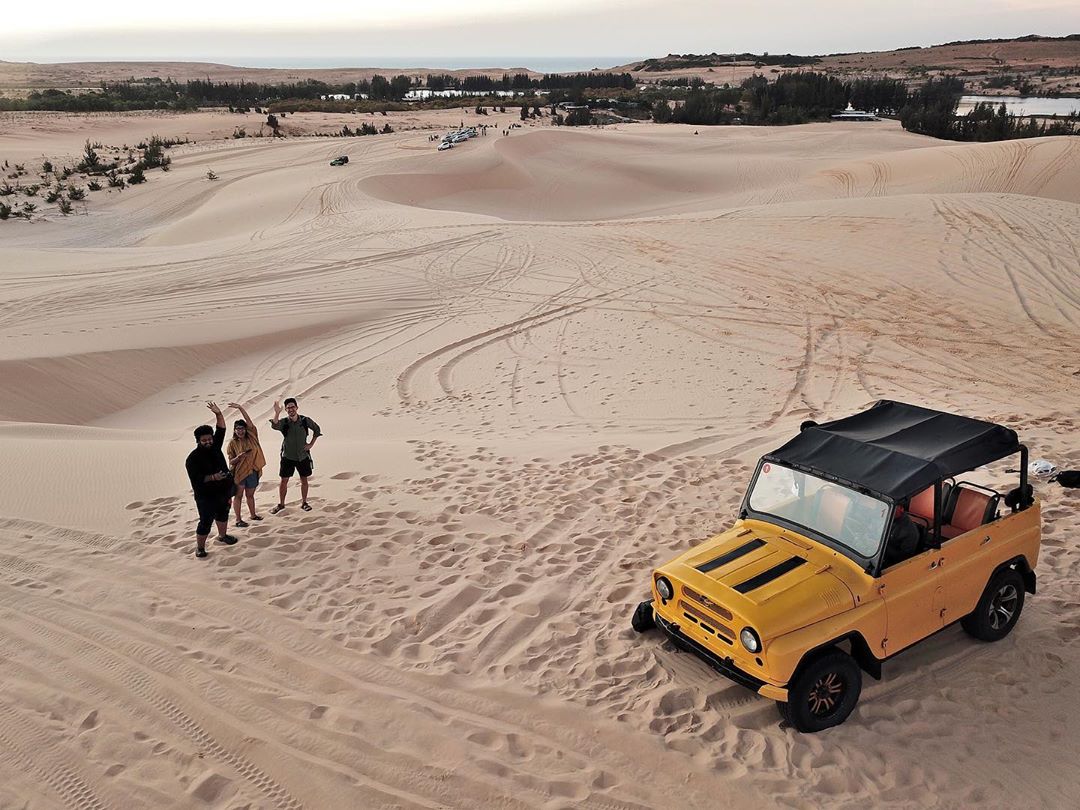 Xe Jeep dành riêng cho địa hình chạy trên đồi cát