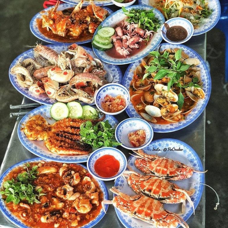 Tận hưởng bữa trưa ngon lành tại nhà hàng ven biển với các món ăn được chế biến từ hải sản tươi ngon