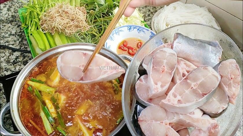 Lẩu cá khi tới Phan Thiết bạn không thể bỏ lỡ