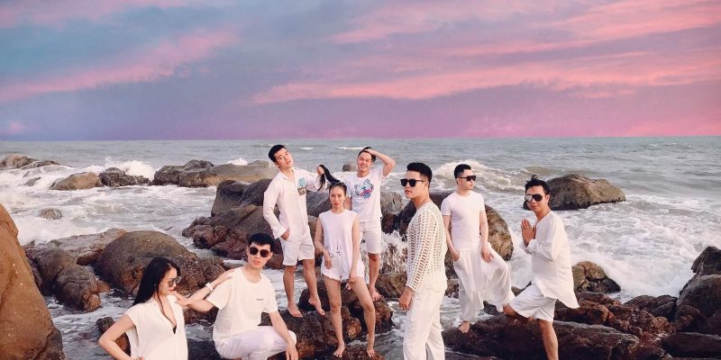 Khi các bạn đến nơi đây sẽ có rất nhiều bức hình sống động kết hợp giữa các phiến đá vững trãi và những cơn sống vồ vào bờ