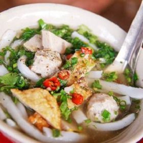Bánh canh chả cá là đặc sản nổi bật ở Phan Thiết