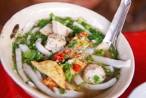 Bánh canh chả cá là đặc sản nổi bật ở Phan Thiết