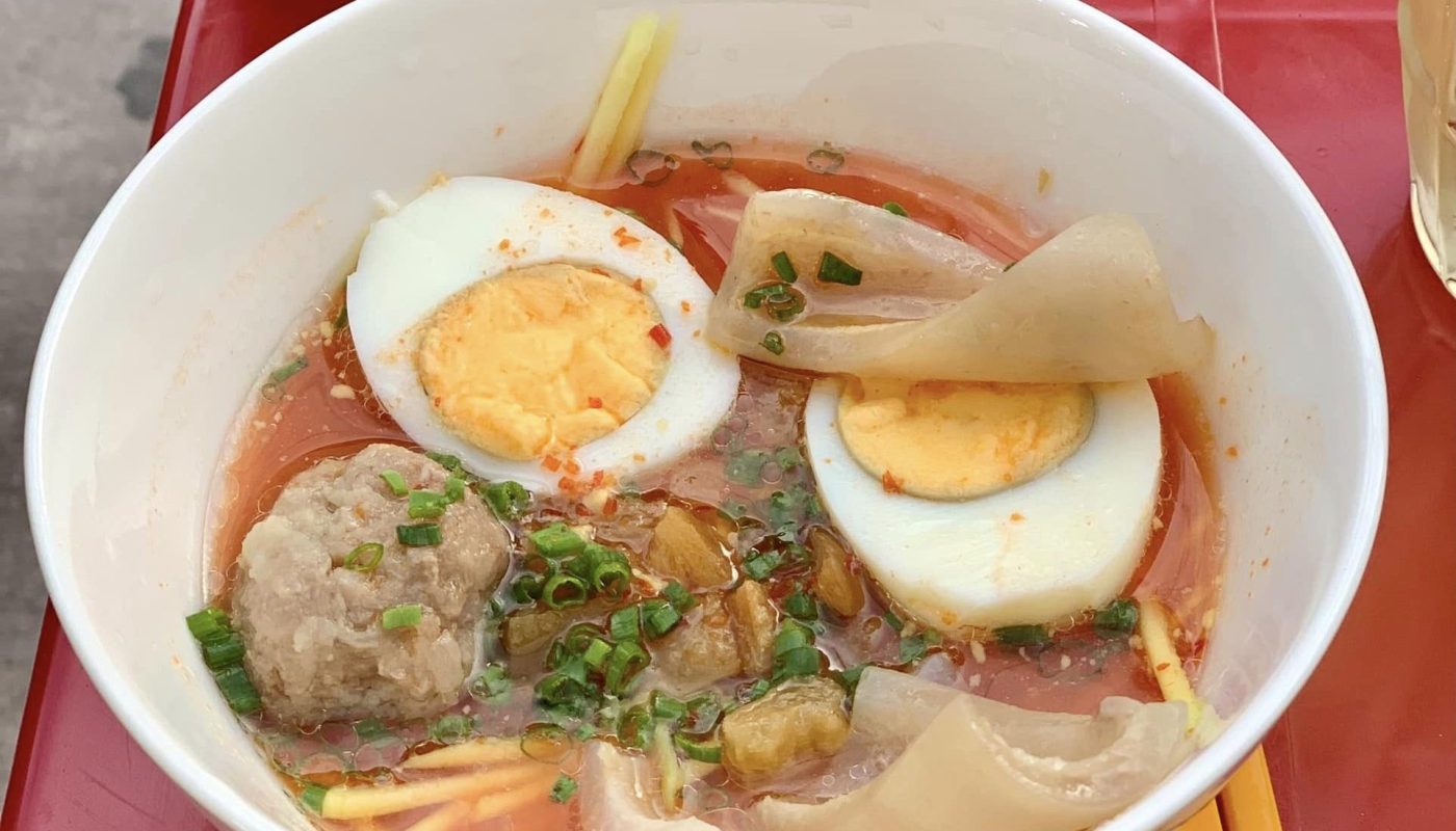 Tô nước chấm to ú ụ ới các topping ăn kèm