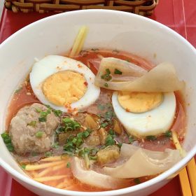 Tô nước chấm to ú ụ ới các topping ăn kèm