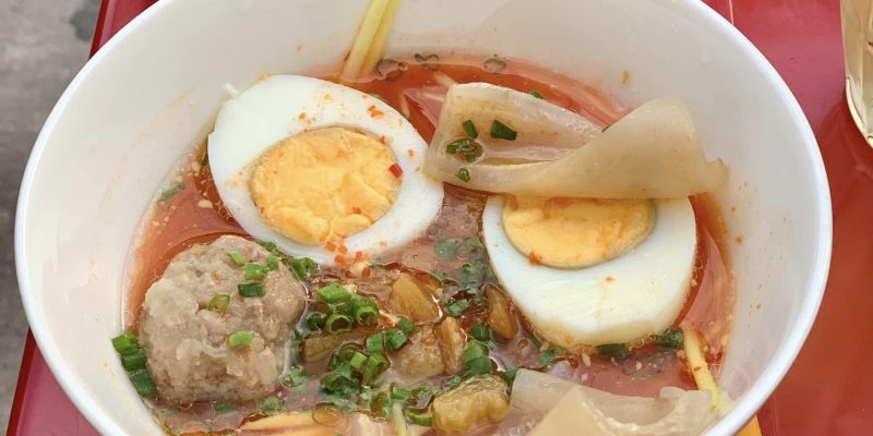 Tô nước chấm to ú ụ ới các topping ăn kèm