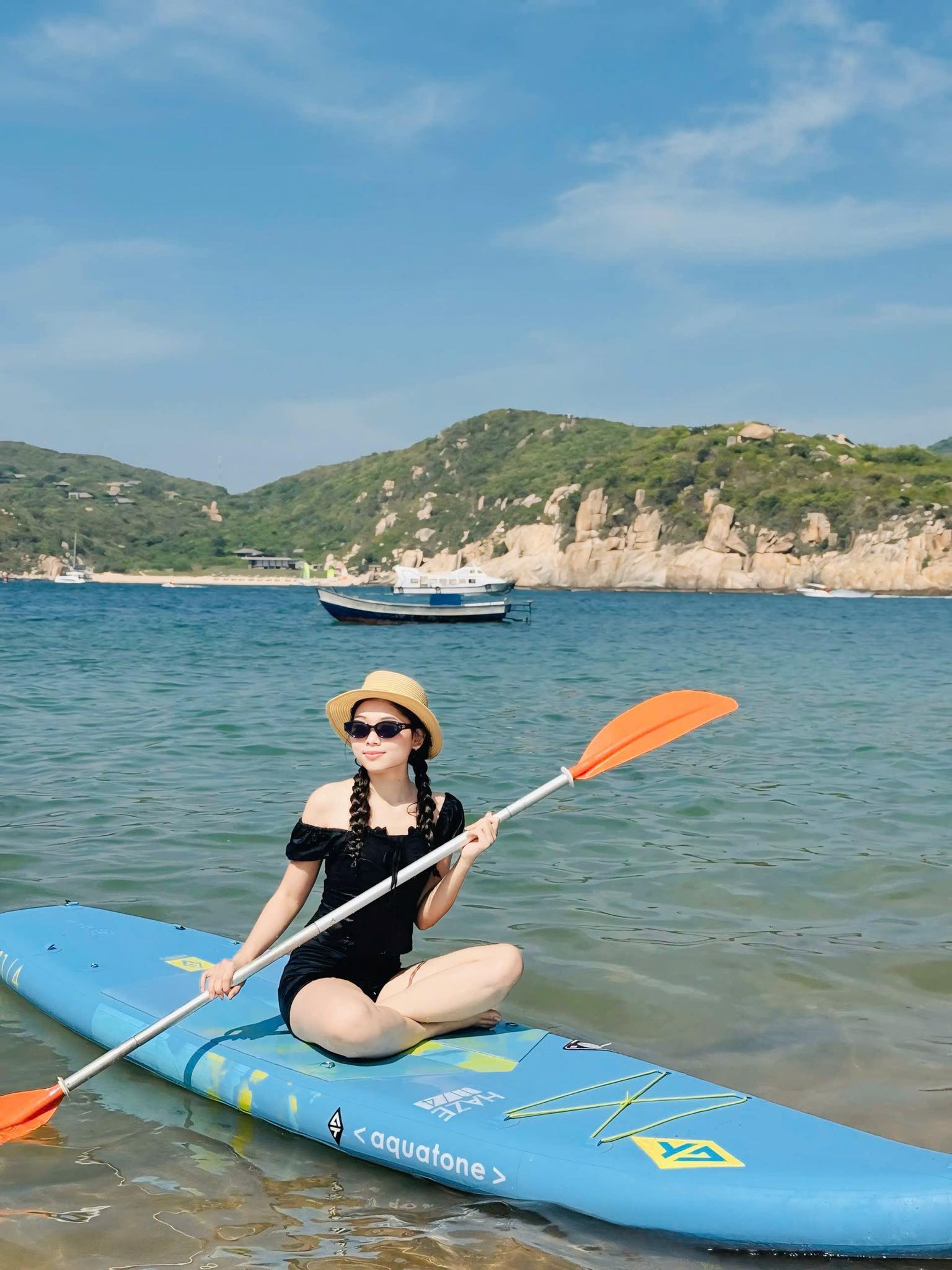 Chèo SUP trong tuyến tour cano Vĩnh Hy trọn gói Chèo SUP trong tuyến tour cano Vĩnh Hy trọn gói