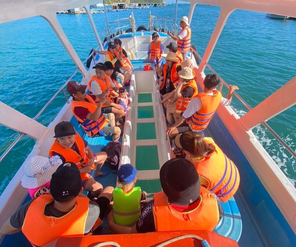 tàu đáy kính Vĩnh Hy ngắm san hô