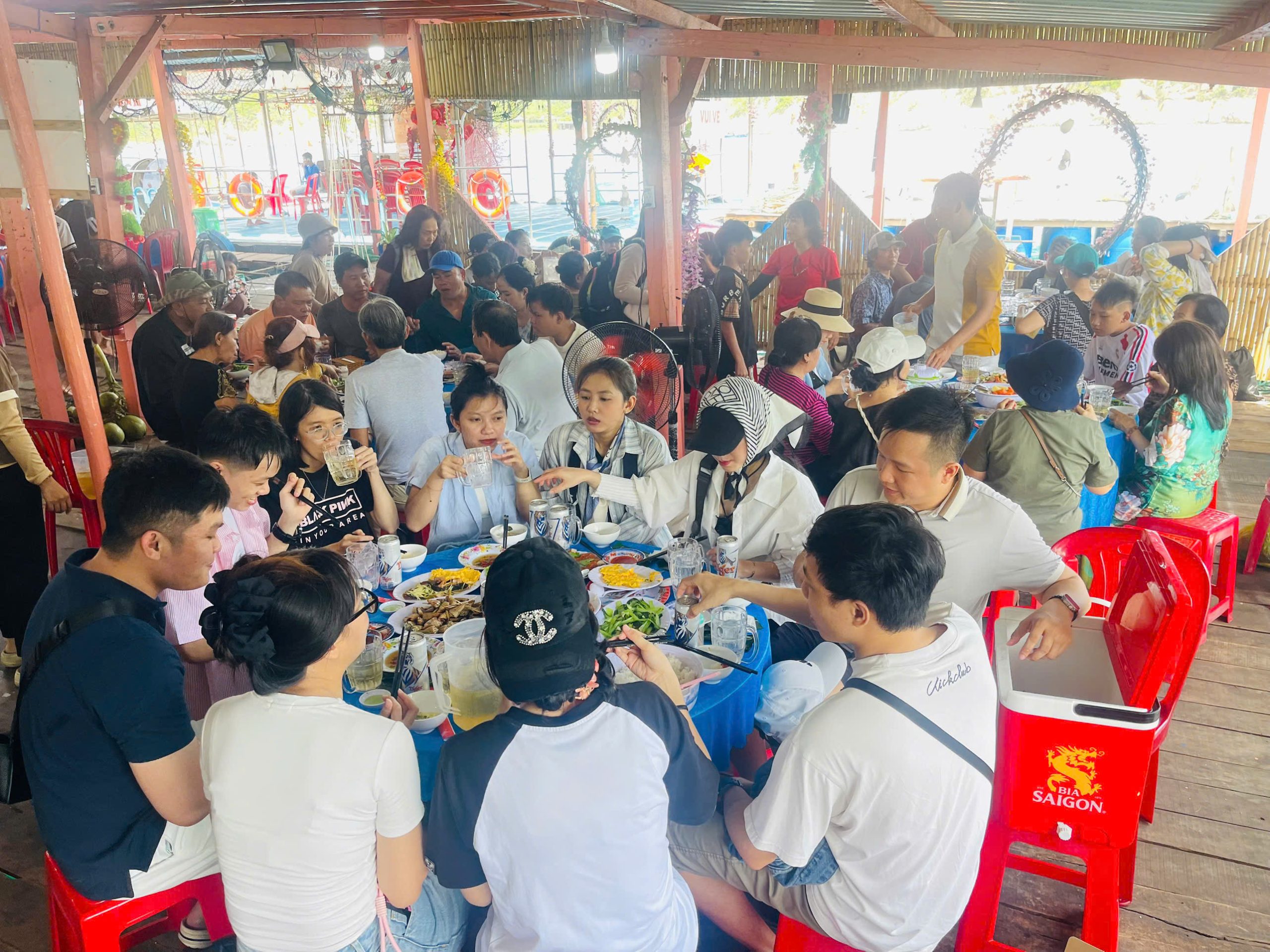 Đoàn dùng bữa trưa trên bè nổi Vĩnh Hy Đoàn dùng bữa trưa trên bè nổi Vĩnh Hy