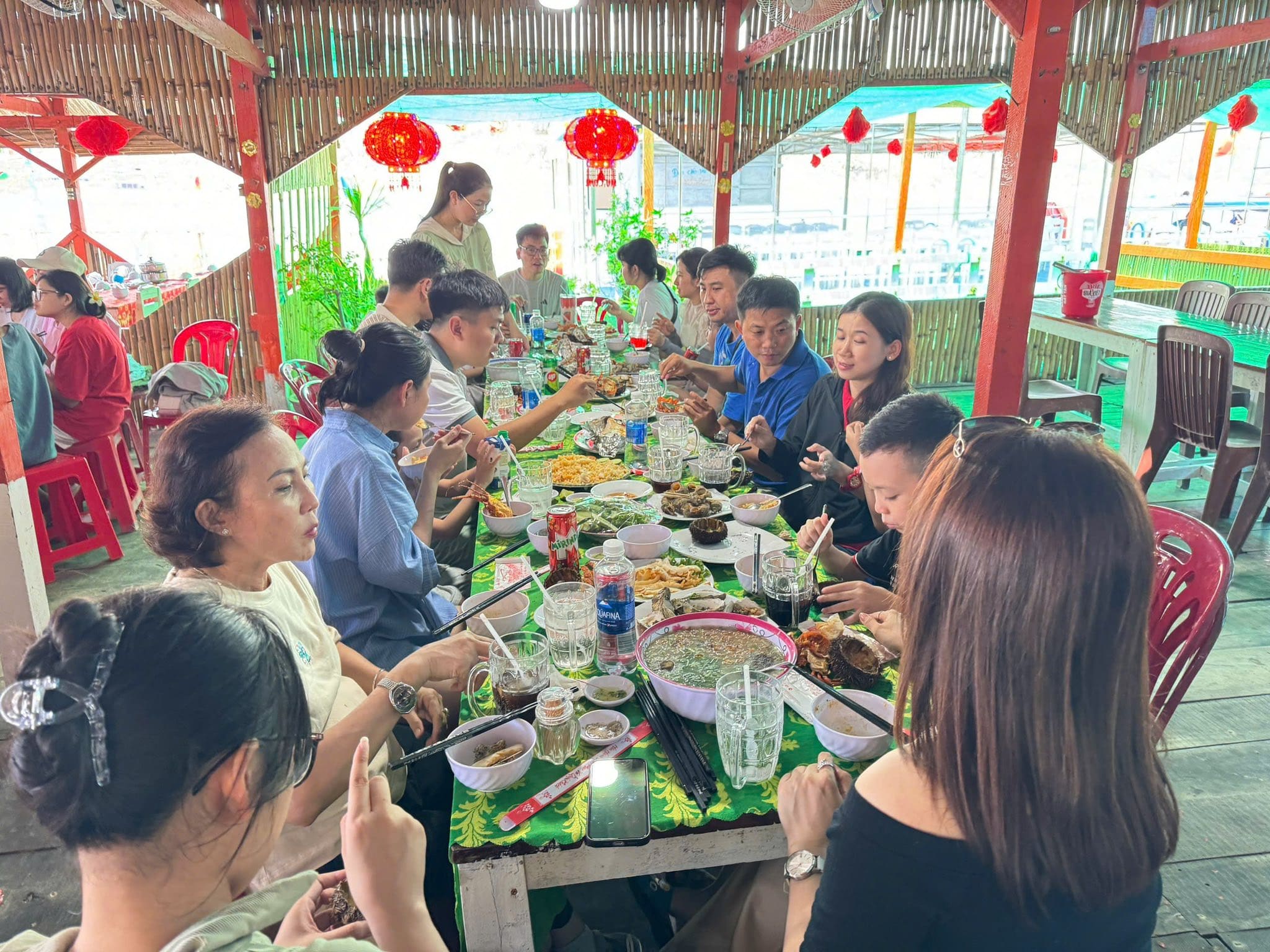du khách ăn cơm trưa trên nhà bè Vĩnh Hy du khách ăn cơm trưa trên nhà bè Vĩnh Hy