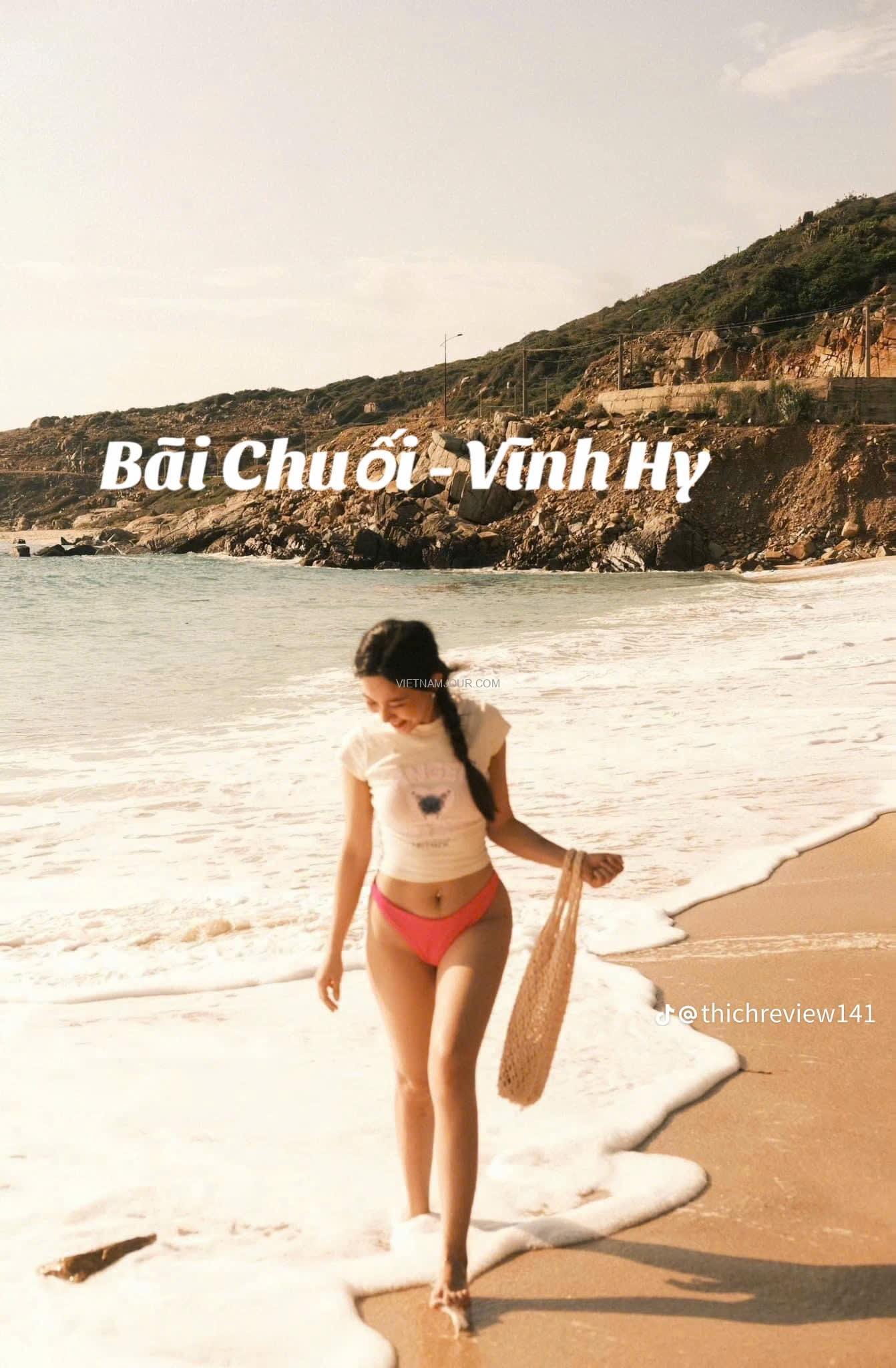 bãi Chuối Vĩnh Hy dịu êm từng cơn sóng vỗ bãi Chuối Vĩnh Hy dịu êm từng cơn sóng vỗ