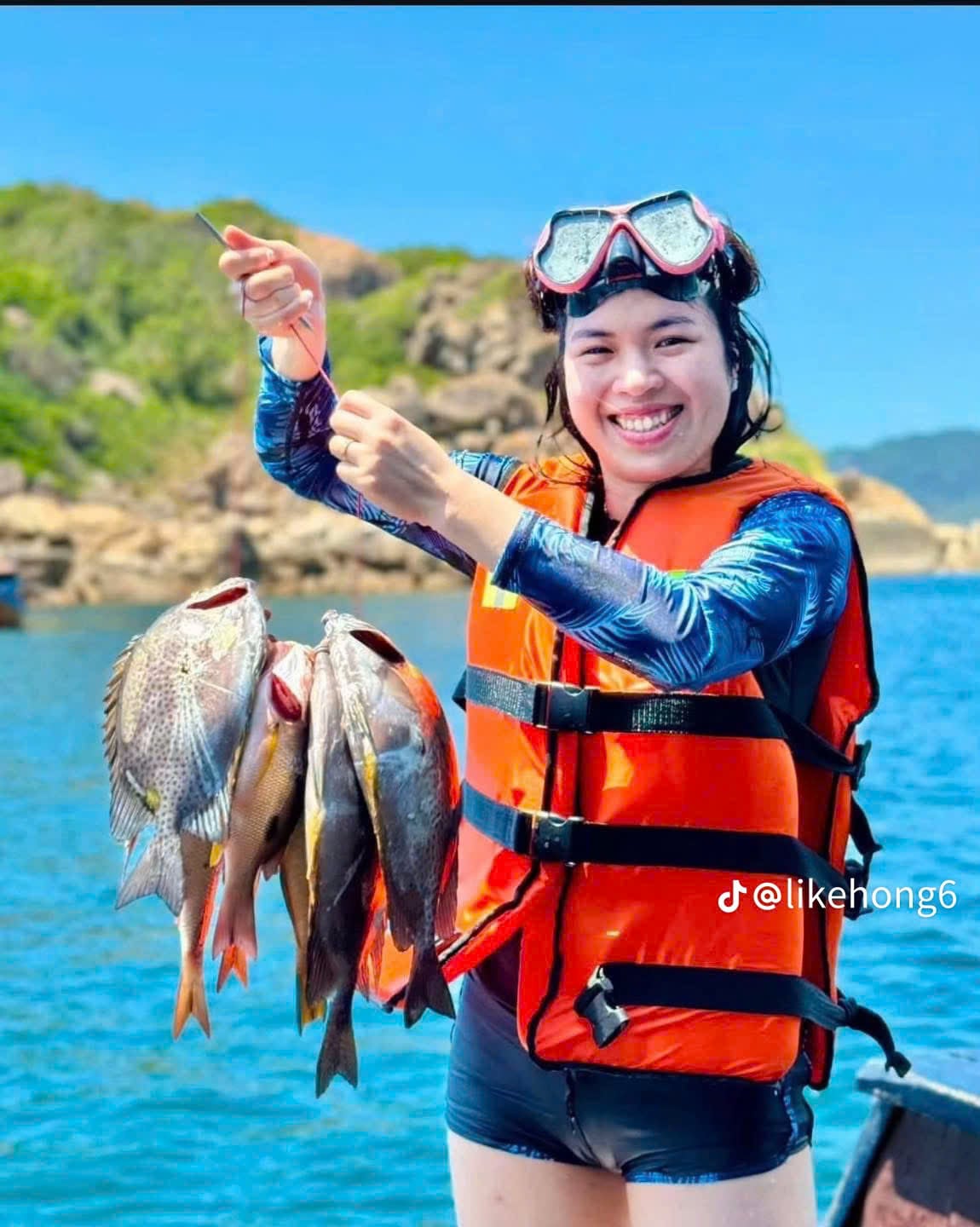 chụp hình cùng hải sản bắt được trong chuyến hành trình tour săn cá tại Vĩnh Hy chụp hình cùng hải sản bắt được trong chuyến hành trình tour săn cá tại Vĩnh Hy