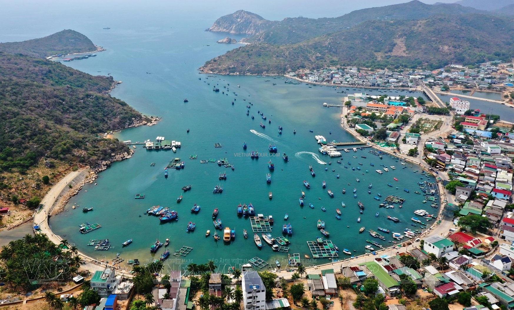 toàn cảnh vịnh Vĩnh Hy nhìn từ trên cao toàn cảnh vịnh Vĩnh Hy nhìn từ trên cao