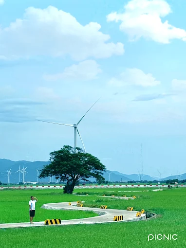 Khung cảnh hoàng hôn lãng mạn tại điện gió Đầm Nại